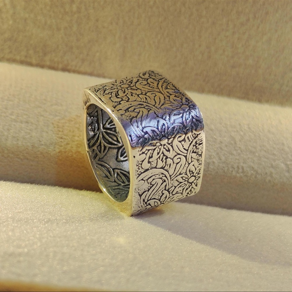 Elegant Silver Floral Ring